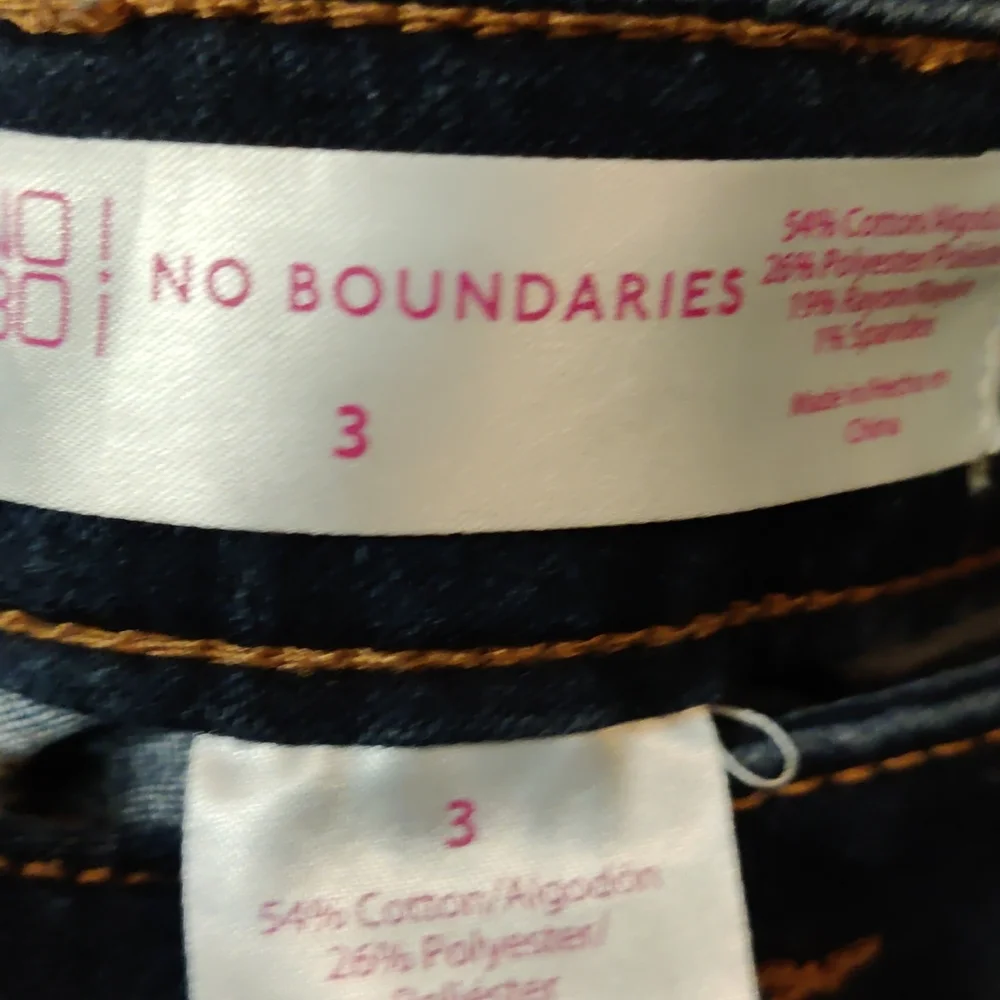 ***No Boundaries Destructed Cut Off Jeans - Picture 3 of 5